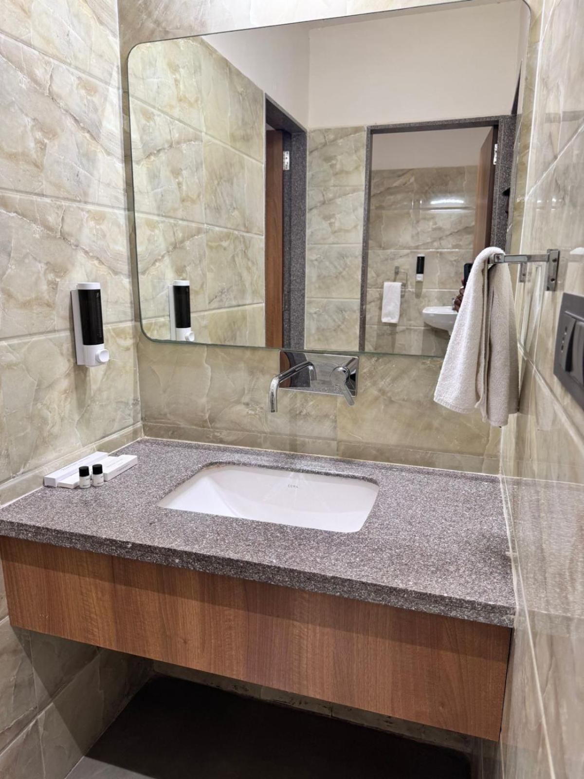 Siara Styles Amba Suites, Ґандінаґар Екстер'єр фото